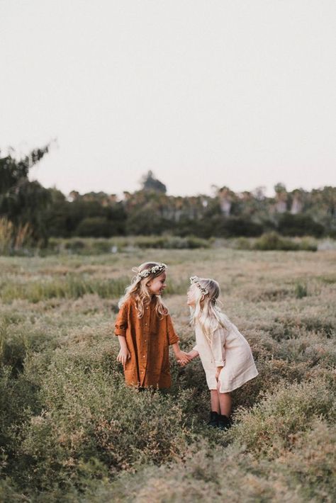 These little cuties look adorable. Foto Kids, Sisters Photoshoot, Boho Kids, Kids Photoshoot, Childrens Photography, Fall Family, Fotografi Potret, Family Photoshoot, Fashion Kids