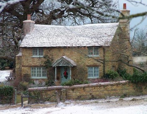What's Modern Cottage Style Anyway? - Chris Loves Julia Rosehill Cottage, The Holiday Cottage, Casa Country, Style Cottage, This Old House, Aesthetic Decor, Dream Cottage, Holiday Movie, Cabins And Cottages
