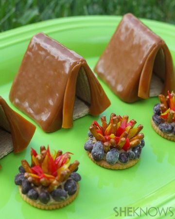 These are stinking cute, but I can't see spending that sort of time on a snack.  Maybe for a gingerbread house? Campfire Themed Snacks, Campfire Treats, Camping Desserts, Fruit Roll Ups, Cute Snacks, Funny Food, Ritz Crackers, Desserts To Make, Fun Kids Food