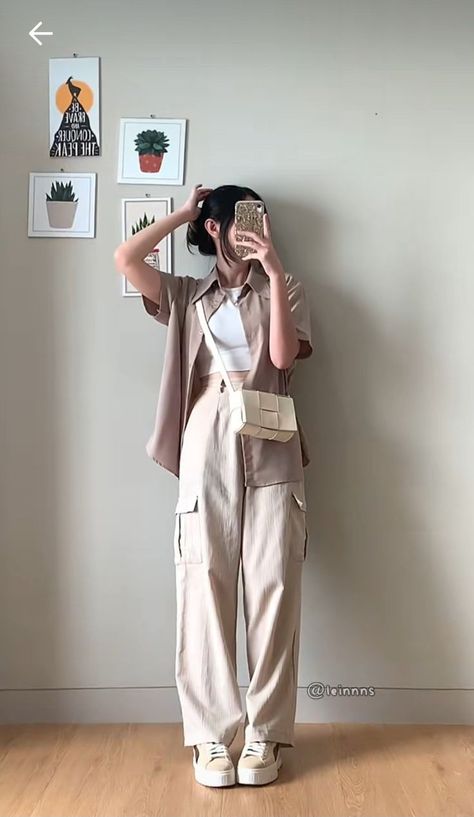 Beige Pants Outfit Aesthetic, Asian Minimalist Fashion, Campus Outfit Casual, Beige Dress Outfit, Beige Pants Outfit, Dress Pants Outfits, Minimalistic Outfits, Campus Outfit, Dark Academia Outfit
