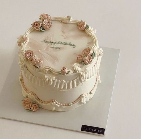 Bolo Vintage, Vintage Birthday Cakes, 18th Cake, Elegant Birthday Cakes, Simple Cake Designs, Mini Cakes Birthday, 18th Birthday Cake, Creative Birthday Cakes, Cute Baking