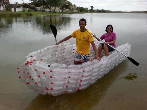 A boat made from soda bottles. - Imgur Reuse Plastic Bottles, Make A Boat, Soda Bottles, Reuse Recycle, Boat Plans, Pet Bottle, Recycle Plastic Bottles, Bottle Crafts, Green Living