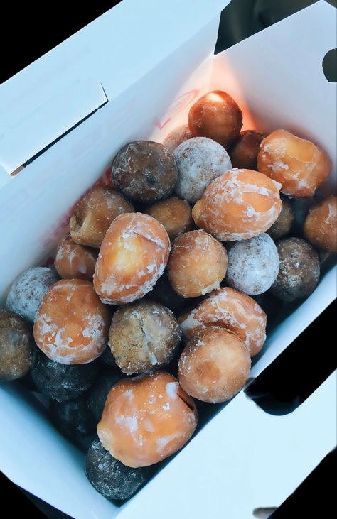 Essen, Munchkins Dunkin Donut, Dunkin’ Donuts, Dunkin Munchkins, Dunkin Donuts Munchkins, Chocolate Munchkins, Dunkin Donuts Aesthetic, Munchkin Donut, Dunkin Donut