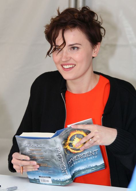 "Divergent" Author Veronica Roth Is Working on a New Book Series  - LeCosmopolitan.com City Of Bones, Veronica Roth, Divergent Humor, Insurgent Quotes, Divergent Quotes, Divergent Funny, Clary Fray, Infernal Devices, Education Humor