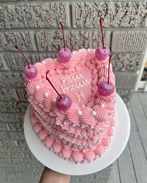 Pisces Queen Cake, Virgo Princess Cake, Pisces Birthday Cake Ideas, Heart Shaped Cakes Birthday Pisces, Pisces Bday Cake, Pisces Heart Cake, Pisces Princess Cake, Pisces Birthday Photoshoot Ideas, Heart Cake Pisces