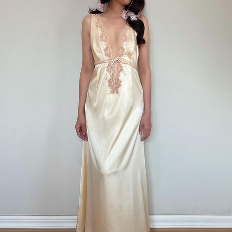 White Vintage Night Gown, Korean Nightgown, Modern Nightgown, Silk Nightgown Aesthetic, Fantasy Nightgown, Cream Gown, Dior Cream, Vintage Nightgowns, Bridesmaid Pjs