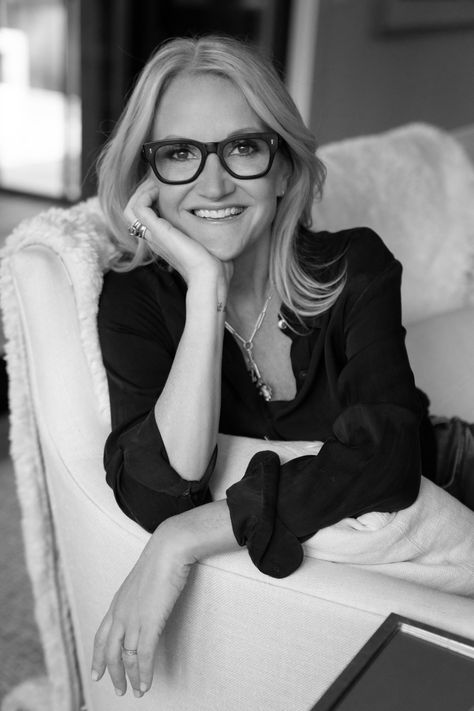 Life Coaching Headshots, Life Coach Pictures Ideas, Mel Robbins Podcast, Motivational Speaker Photoshoot, Mindset Coach Photoshoot, Brand Photoshoot Ideas Life Coach, Business Coach Branding Photos, Life Coach Headshots, Corporate Woman Aesthetic