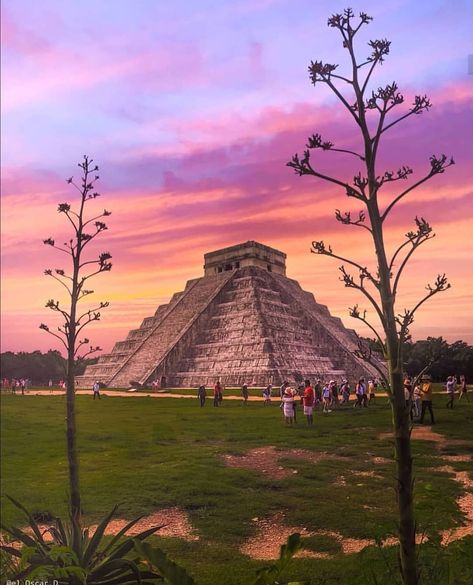 Chichén Itzá  #Yucatán #México #Turismo #TuriMexico   Foto: @el.oscar.d (en Chichen Itza) https://www.instagram.com/p/B7gxHuFh9Ma/?igshid=2eya7l0ukic2 Mexican Monuments, Mexican Pictures, Mexico Wallpaper, Mexico Culture, Yucatan Mexico, Dream Travel Destinations, Mexican Culture, Dream Holiday, Chichen Itza
