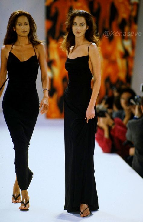 Spring/Summer 1994 Supermodel Aesthetic Runway, Black Runway Dress, Aesthetic Runway, Style Inspiration 90s, Supermodel Aesthetic, Estilo Rachel Green, Hobo Dress, Black Runway, Mode Rihanna