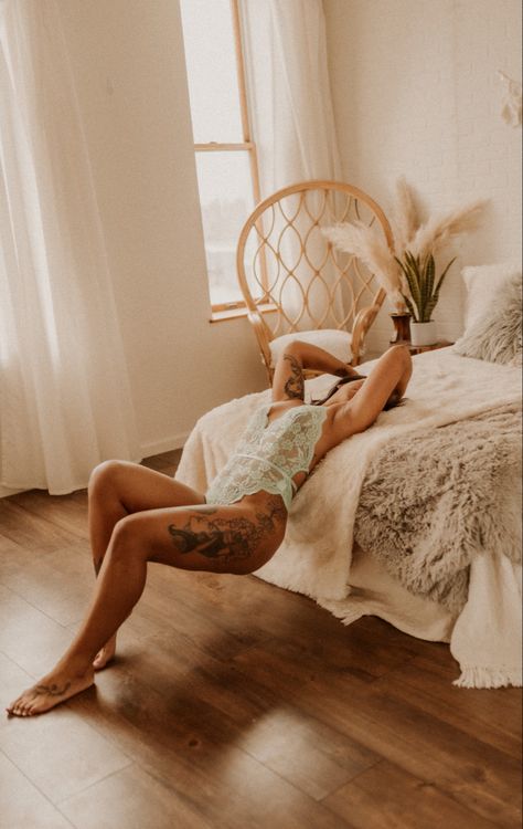 Modest Bouidor Photography, Protein Dips, Budior Photoshoot Ideas, Bedroom Poses, Lounge Photoshoot, Budoir Sessions, Tropical Bed, Couch Photography, Boudiour Poses