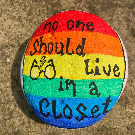 Pride Rocks, Pride Crafts, Harry Potter Canvas, Slate Painting, Garden Rock Art, Pride Rock, Class Decor, Small Canvas Paintings, Family Painting