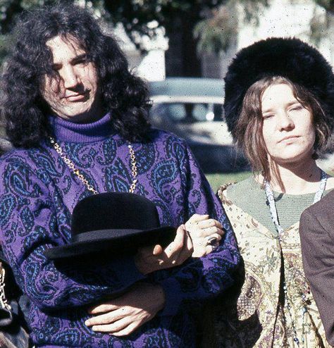 Jerry Garcia and Janice Joplin attending a funeral in San Francisco Hippie Man, Estilo Hippie, Jerry Garcia, Musica Rock, Janis Joplin, Forever Grateful, Music Icon, Music Legends, Grateful Dead
