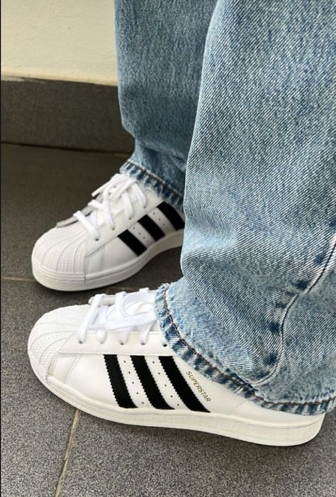 Aesthetic Addidas Shoes, Adidas Superstars Aesthetic, Adidas Superstar Shoes Outfit, Adidas Superstar Outfit Ideas, Adidas Superstar Outfit White, Adidas Superstar Outfit Aesthetic, Adidas Superstars Outfits, Adidas Superstar Outfits, Adidas Superstar White Outfit