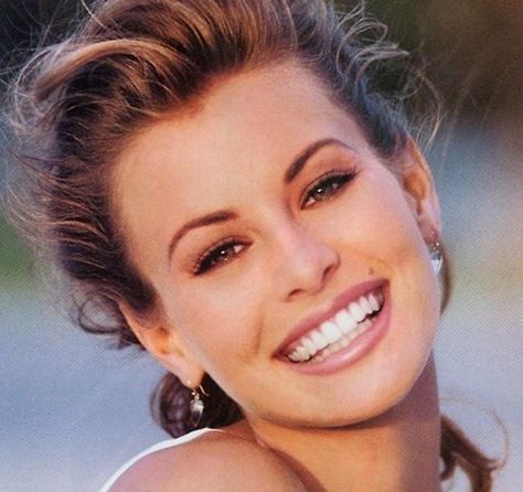 Niki Taylor... 90's... big smile Krissy Taylor, 1990s Supermodels, Estelle Lefébure, Writing Fiction, Niki Taylor, 90s Supermodels, Natalia Vodianova, Middle Schoolers, 90s Models