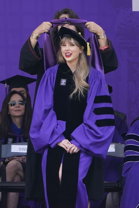 Taylor Argentina, Taylor Swift Parents, New York University, Estilo Taylor Swift, Doctorate, Taylor Swift Funny, Yankee Stadium, York University, Calvin Harris
