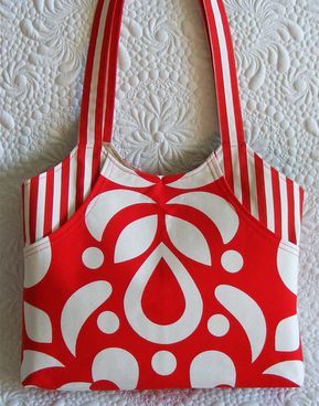 Learn how to sew a spacious bag with deep front pockets - a technique you don't want to miss! #bagpatterns Hobo Purse Patterns Free Diy Bags, Bags Patterns Sewing, Tote Bag Patterns To Sew, Handmade Bags Patterns, Hand Bag Patterns, Bags To Sew, Tote Bag Patterns, Sew Bags, Diy Sac