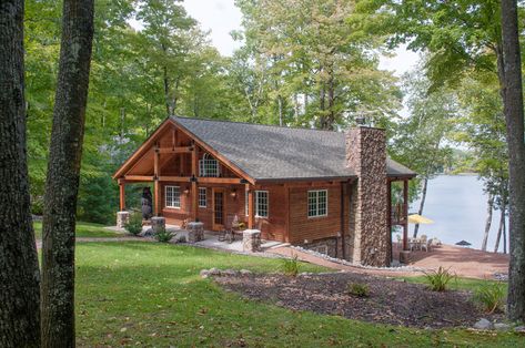 A family transforms a run-down lake cabin in Wisconsin into a glorious retreat. Lake Cabin Plans, Minimalist Cabin, Waterfront Cabins, Fishing Cabin, Lakeside Cottage, Haus Am See, Lake Cabin, Cabin House Plans, Lake House Plans