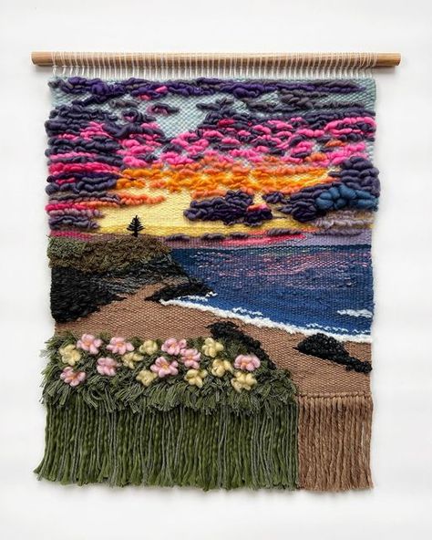 Woven Tapestry Art, Tapestry Loom Weaving, Classy Crochet, Art Yarn Weaving, Weaving Book, Diy Tapestry, Crochet Wall Art, Tapestry Loom, Yarn Hanging