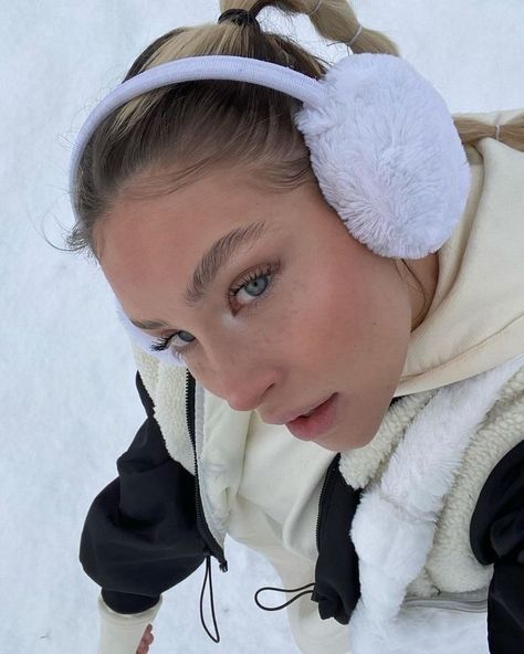 How To Style Earmuffs, Ski Make Up, Cold Girl Aesthetic Makeup, Cold Winter Makeup, Snowy Makeup, Earmuffs Aesthetic, Earmuffs Outfit, Cold Girl Makeup, Makeup Looks Winter