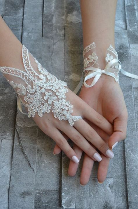 Alana Blanchard, Wedding Gloves, Vintage Glamour Wedding, Manset Lengan, Bride Gloves, Pola Lengan, Wedding Accessories For Bride, Bridesmaid Dresses Under 100, Bridal Gloves