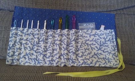 Why buy a crochet hook case when you can make a custom one yourself? I used to carry all of my crochet hooks in a pencil case, but that began to get rather annoying. As they were all in a jumble, I… Couture, Patchwork, Diy Fabric Pouches, Diy Crochet Hook Case, Crochet Hook Case Free Pattern, Crochet Hook Case Pattern, Crochet Needle Case, Crochet Storage Bag, Diy Crochet Hook