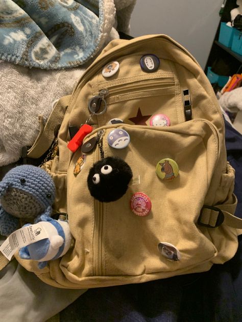 Backpack Accessories Aesthetic, Decorated School Bag, Bagpack Decorating Ideas, Decorated Backpack Aesthetic, Backpack Aesthetic School, Cute Backpacks Aesthetic, Backpack Decoration Ideas, Decorated Backpack, Mochila Aesthetic