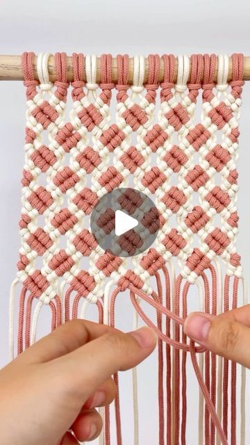 Make Macrame Wall Hanging, Beginner Macrame Projects, Diy Macrame Wall Hanging Tutorials, Macrame Tutorial Beginner, Diy Macrame Plant Hanger Tutorials, Burlap Flower Tutorial, Dream Catcher Macrame, Macrame Making, Macrame For Beginners