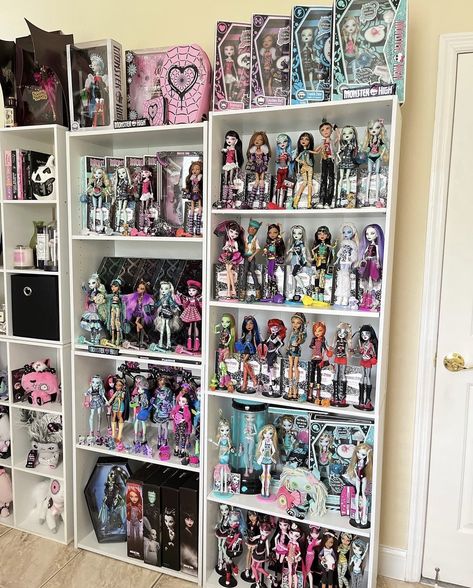 Doll Shelf Display Monster High, Monster High Doll Display, Monster High Room Decor, Collection Shelves, Monster High Collection, Monster High Room, School Dorm, Mh Dolls, Monster High Pictures