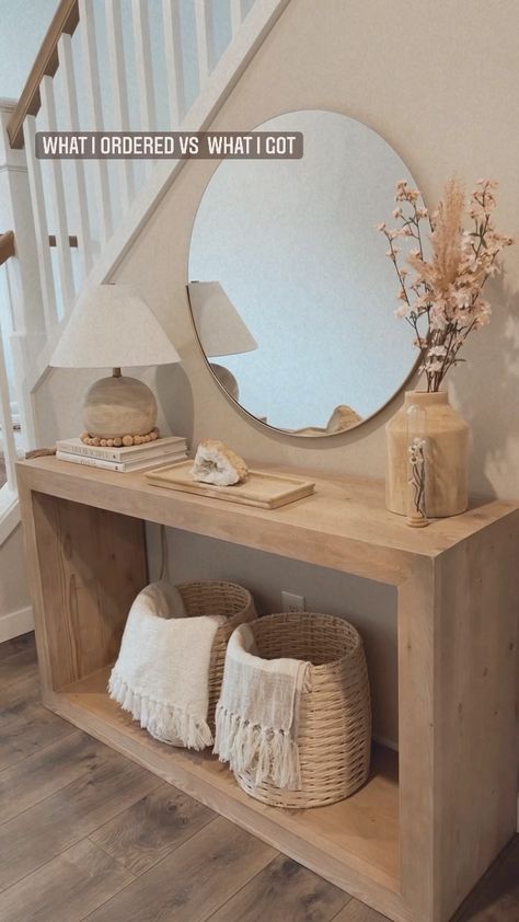 Aesthetic Work Desk, Vibey Apartment, Vstupná Hala, Room Ideas For Men Bedroom, Home Decor Cozy, Beachy Room, Bench Decor, Home Entrance Decor, Mudroom Bench