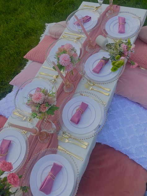 Birthday Floor Decoration, Tea Brunch Party, Pink And Green Table Decor, Picnic Bday Party Ideas Simple, Girly Picnic Ideas, Bridgerton Themed Picnic, Pink Picnic Ideas, Hot Pink Table Setting, Sweet Sixteen Picnic