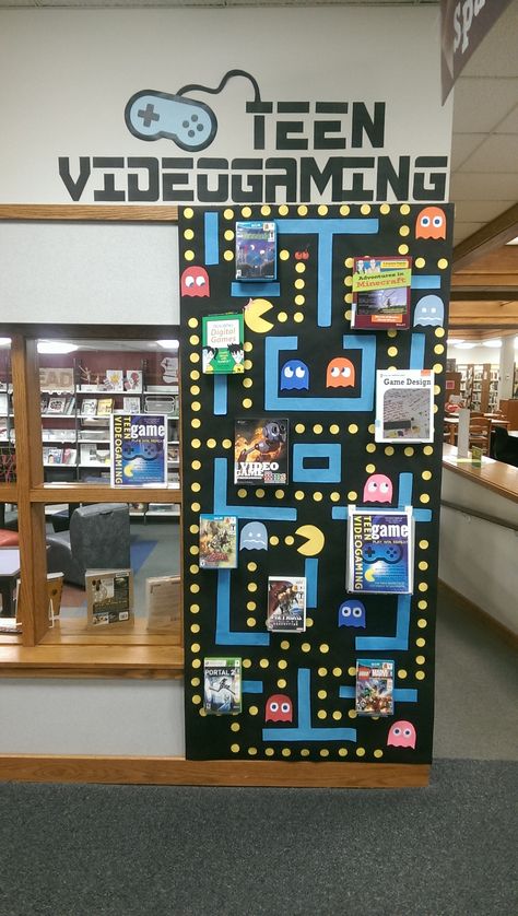 Teen video gaming @PLMVKC Video Game Display, Teen Library Displays, Teen Library Space, Library Video, School Library Book Displays, Game Display, School Book Fair, Library Games, School Library Displays