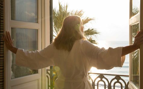 8 measures you can take to create a healthier environment and keep your immune system strong. Woman Looking Out Window, Hotel Room Window, Looking Out Window, Bed Bug Bites, Fresh Tops, Poor Circulation, Les Continents, Room Window, Hotel Chain
