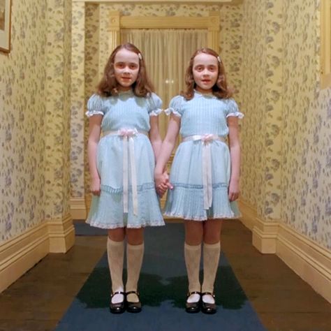 Grady girl twins The Shining The Shining Twins, Room 237, Twin Costumes, Space Ghost, Film Horror, Tv Horror, Fantasias Halloween, Jack Nicholson, Stanley Kubrick