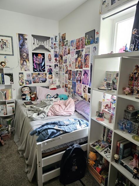 Tokyo Inspired Room, Bedrooms In Anime, Anime Fan Room Ideas, Anime Themed House, Anime Decorated Room, Anime Themed Rooms, Anime Style Room Ideas, Dorm Room Anime, Anime Themed Bedroom Aesthetic