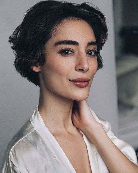 Wedding day bridal beauty inspiration with natural ‘French girl’ makeup and short wavy hair Haircut Styles, Wavy Hairstyles, French Women Beauty, Tomboy Haircut, French Beauty Secrets, Natural Beauty Secrets, Haine Diy, Haircuts For Wavy Hair, French Beauty