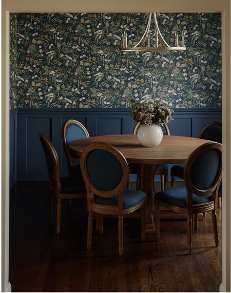 Dining Room Decor With Wallpaper, Essen, Eclectic Dining Room Round Table, Dining Room Half Wallpaper, Boho Vintage Dining Room, Victorian Wallpaper Dining Room, Craftsman Dining Room Decor, Chair Rail And Wallpaper Dining Room, Victorian Inspired Dining Room