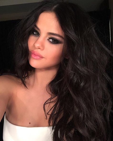 “Look #GoodForYou  @selenagomez #JingleBall2015 #bts” Kourtney Kardashian, Selena Gomez Makeup, Selena Gomez Hair, Natural Hairstyle, Makijaż Smokey Eye, Makeup Black, Marie Gomez, Celebrity Beauty, Hell Yeah