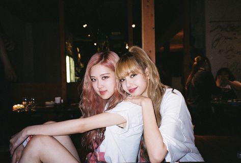 pt.4  #rosè #lisa #BLACKPINK  #LISA #ROSÈ #blackpink #blackpinkinyourarea #blink #kpop Lisa Rosé, Blackpink And Bts, Jairzinho, Jennie And Rosé, Rosé And Lisa, Jennie Lisa, Blackpink Photos, Kim Jisoo, Fotografi Potret