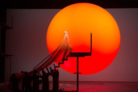 7 Insiders on the Best Design Moments of 2017 - Sight Unseen Conception Scénique, Bühnen Design, Merce Cunningham, Ben Folds, Philip Glass, Theatre Lighting, Peter Dinklage, Set Design Theatre, Stage Set Design