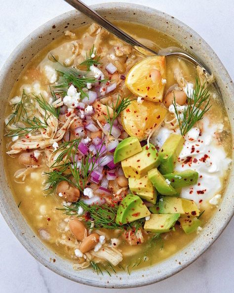 Essen, Mediterranean Crockpot, Chicken Mediterranean, Mediterranean Soup, Chili White, White Chicken Chili Recipe Crockpot, Mediteranian Diet Recipes, Chili Easy, Mediterranean Recipes Healthy