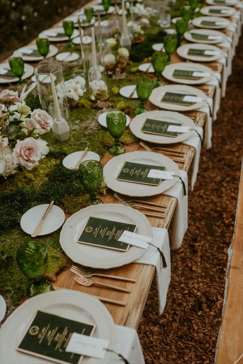 Forest Wedding Dinner Table, Forest Themed Table Setting, Wedding Sit Down Dinner, Enchanted Forest Wedding Place Setting, Forest Themed Wedding Reception, Green Forest Wedding Aesthetic, Enchanted Forest Place Setting, Wedding Table Decorations Forest, Dinner In Forest