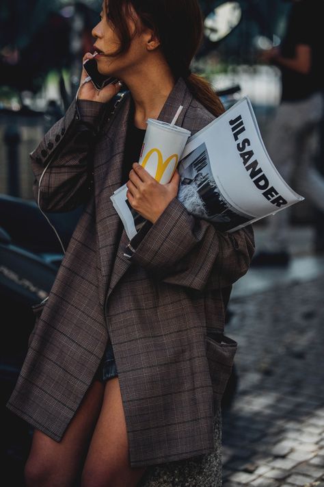 Pose Mode, Street Fashion Photoshoot, Man Look, Milan Fashion Week Street Style, Photographie Portrait Inspiration, Street Style 2017, Mode Boho, Foto Poses, Trik Fotografi