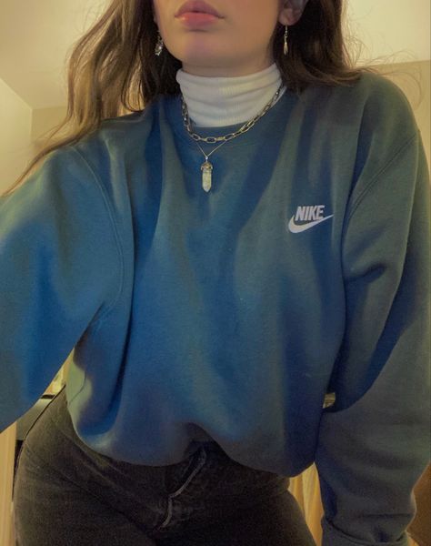 White turtleneck nike blue crewneck with layered silver necklaces. An indie look perhaps Layered Silver Necklaces, Amazon Workout Clothes, Crewneck Outfit, Looks Hippie, Turtleneck Under, Mode Kylie Jenner, Vintage Sweatshirts, Populaire Outfits, Mode Grunge