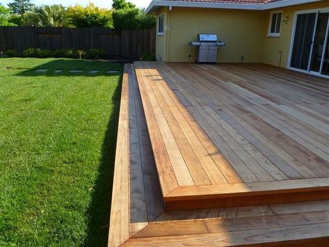 Low deck with two steps. I love how this is simple, level and runs nearly the length of the house. SO much room for entertaining! Backyard Patio Deck, Low Deck, Large Backyard Landscaping, Patio Grande, Floating Deck, Patio Deck Designs, Casa Patio, Large Backyard, Backyard Inspiration