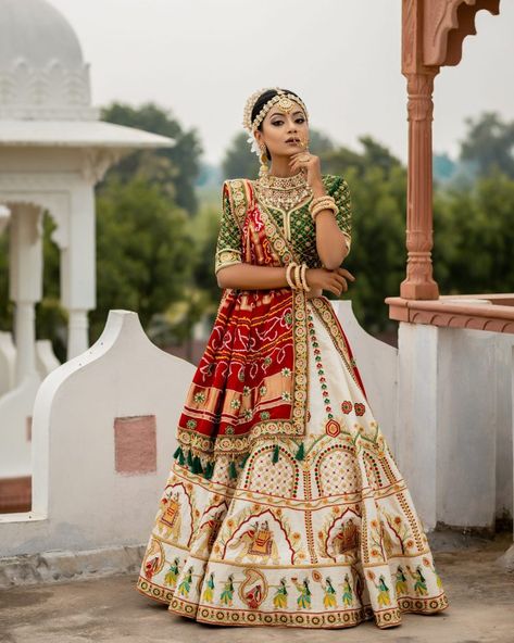 Lehenga Gujarati Style, Gujarati Wedding Lehengas Bridal, Panetar Choli Indian Bridal, Gujarati Lehenga Choli Dresses, Gujrati Lehenga Choli For Wedding, Wedding Chaniya Choli Indian Fashion, White Panetar Lehenga Gujarati, Panetar Lehenga Gujarati Bride, Gujarat Traditional Dress