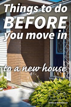 Have you recently moved into a house, or are planning on moving soon? Here's are the 5 things you should do BEFORE you move in all your stuff! Moving New House, Moving Into A New House, Moving House Tips, Buying First Home, New Home Checklist, Buying A House, Home Design Diy, Moving Home, Buying Your First Home