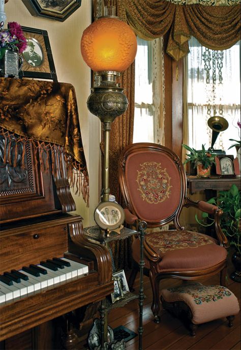 A Ravishing Queen Anne House - Old House Journal Magazine Victorian Interiors, Victorian Rooms, Queen Anne House, Victorian Parlor, Victorian Life, Victorian Home Decor, Victorian Home Interior, Victorian Interior, Antique Light Fixtures