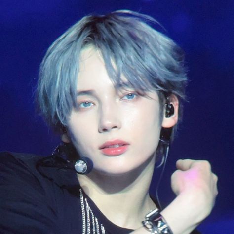 Huening Kai Without Makeup, Blue Hair Hueningkai, Heuning Kai Blonde, Huening Kai Forehead, Hueningkai Blue Aesthetic, Huening Kai Blue Hair, Hueningkai Blue Hair, Huening Kai Blonde Hair, Huening Kai Drawing