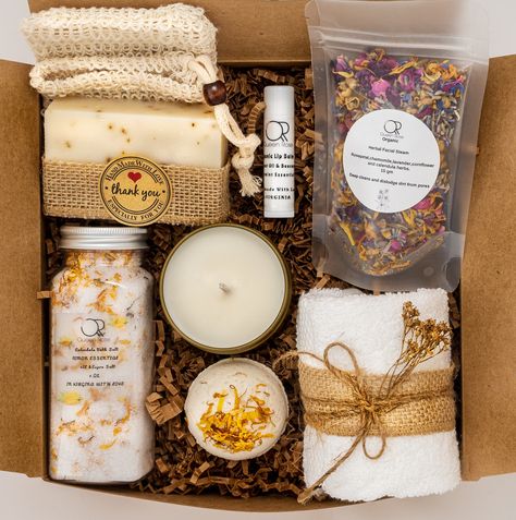 Organic Gift Box Ideas, Spa Gift Set Packaging, Pamper Set Gift Ideas, Spa Gift Wrapping Ideas, Pamper Box For Women, Diy Beauty Box Gift Ideas, Bath Gift Box Ideas, Gift Basket Self Care, Gift Boxes To Sell