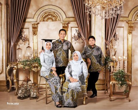 Photo Wisuda Studio Keluarga, Wisuda Foto Studio, Pose Wisuda Studio, Foto Wisuda Studio, Foto Studio Wisuda, Family Graduation Photoshoot, Graduation Family Photoshoot, Wisuda Family, Family Graduation Pictures